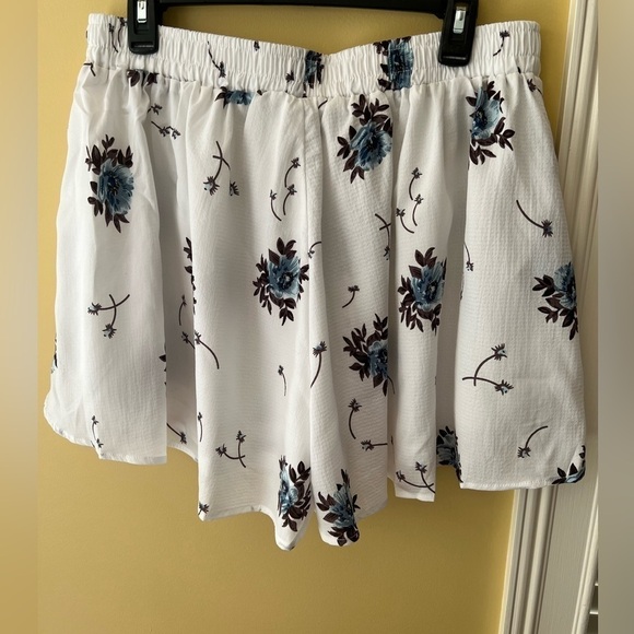 NWOT White Floral Shorts size 2X - Picture 2 of 2